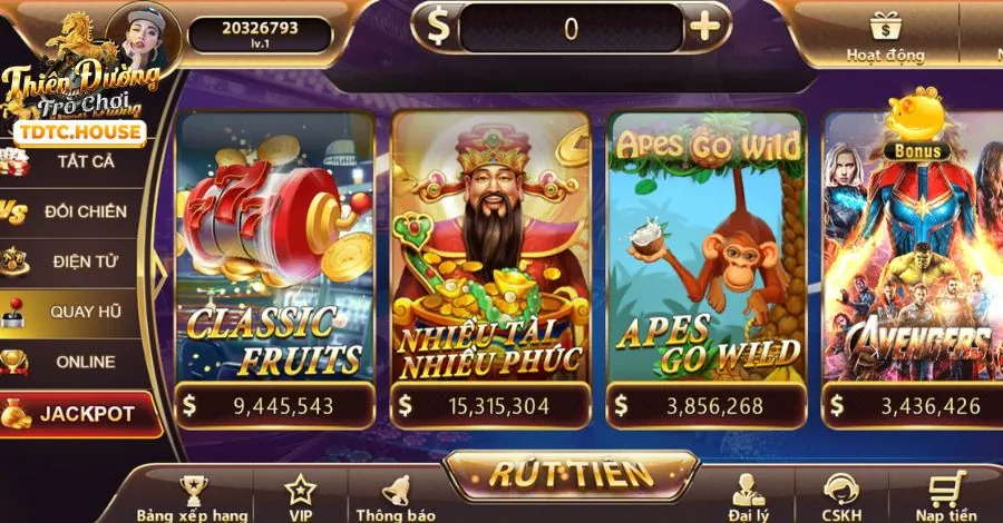 Sân tennis với vợt và bóng, biểu thị cá cược tennis trên 77 Ball iOS